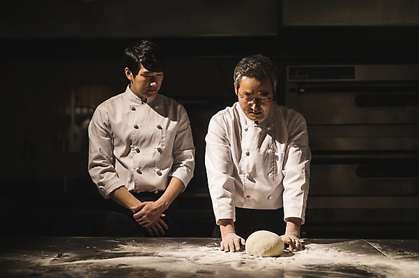 포토 JPG 응시 남자 40대 탁자 실내 사람 상반신 20대 두명 앞모습 요리사 한국인 가르침 고수 조리복 반죽 밀가루 제자 실습 도우 신입 남자만 국내포토 직업 시선 교육 뷰포인트 중년 가구 유니폼 동양인 청년 내부 가루 향신료 파일형식