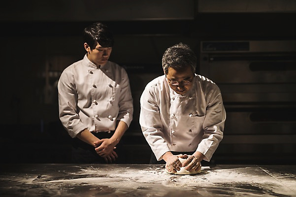 포토 JPG 응시 남자 40대 탁자 실내 사람 상반신 20대 두명 앞모습 요리사 한국인 가르침 고수 조리복 반죽 밀가루 제자 실습 도우 신입 남자만 국내포토 직업 시선 교육 뷰포인트 중년 가구 유니폼 동양인 청년 내부 가루 향신료 파일형식