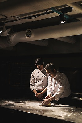 포토 JPG 응시 남자 40대 탁자 실내 사람 상반신 20대 두명 앞모습 요리사 만지기 한국인 가르침 고수 조리복 반죽 밀가루 제자 실습 환풍기 도우 신입 남자만 국내포토 직업 시선 교육 뷰포인트 중년 가구 유니폼 모션 동양인 청년 내부 장비 가루 향신료 파일형식