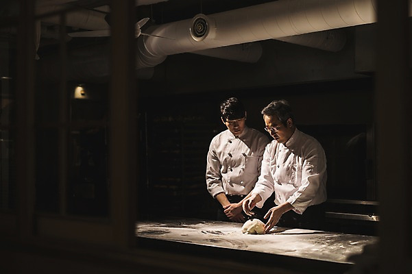 포토 JPG 응시 남자 40대 탁자 실내 사람 상반신 20대 두명 앞모습 요리사 한국인 가르침 고수 조리복 반죽 밀가루 제자 실습 환풍기 도우 신입 남자만 국내포토 직업 시선 교육 뷰포인트 중년 가구 유니폼 동양인 청년 내부 장비 가루 향신료 파일형식