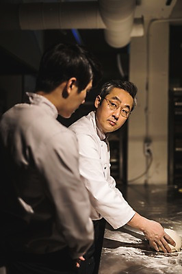 포토 JPG 응시 남자 40대 실내 사람 상반신 20대 두명 옆모습 뒷모습 요리사 만지기 한국인 가르침 고수 조리복 가루 반죽 제자 실습 도우 신입 남자만 국내포토 직업 시선 교육 뷰포인트 중년 유니폼 모션 동양인 청년 내부 향신료 파일형식