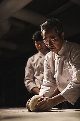 포토 JPG 응시 남자 40대 실내 사람 상반신 20대 두명 앞모습 옆모습 요리사 만지기 한국인 가르침 고수 조리복 반죽 제자 실습 도우 신입 남자만 국내포토 직업 시선 교육 뷰포인트 중년 유니폼 모션 동양인 청년 내부 향신료 파일형식