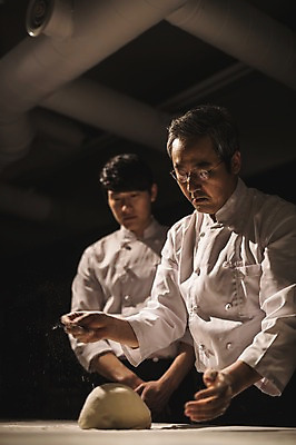 포토 JPG 응시 남자 40대 실내 사람 상반신 20대 두명 앞모습 옆모습 요리사 한국인 가르침 고수 조리복 가루 뿌리기 반죽 밀가루 제자 실습 환풍기 도우 신입 남자만 국내포토 직업 시선 교육 뷰포인트 중년 유니폼 모션 동양인 청년 내부 장비 향신료 파일형식