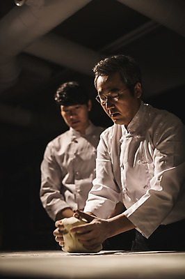 포토 JPG 응시 남자 40대 실내 사람 상반신 20대 두명 앞모습 옆모습 요리사 만지기 한국인 가르침 고수 조리복 집중 반죽 제자 실습 도우 신입 남자만 국내포토 직업 시선 교육 뷰포인트 중년 컨셉 유니폼 모션 동양인 청년 내부 향신료 파일형식