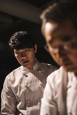 포토 JPG 응시 남자 40대 실내 사람 상반신 20대 두명 앞모습 옆모습 요리사 한국인 가르침 고수 조리복 반죽 제자 실습 신입 남자만 국내포토 직업 시선 교육 뷰포인트 중년 유니폼 동양인 청년 내부 향신료 파일형식