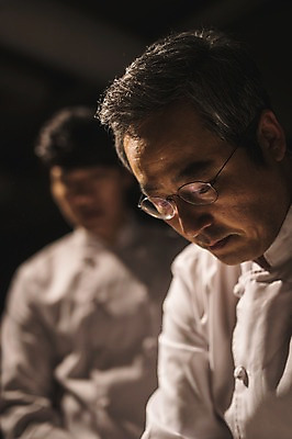 포토 JPG 응시 남자 40대 실내 사람 상반신 20대 두명 앞모습 아웃포커스 요리사 한국인 가르침 고수 조리복 집중 반죽 제자 실습 신입 남자만 국내포토 직업 시선 교육 뷰포인트 중년 컨셉 유니폼 촬영기법 동양인 청년 내부 향신료 파일형식