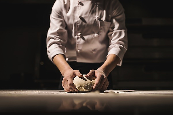 포토 JPG 남자 실내 한명 사람 상반신 20대 앞모습 신체부위 요리사 만지기 한국인 양손 조리복 반죽 실습 밀가루반죽 도우 신입 성인남자한명만 국내포토 직업 1 손 뷰포인트 유니폼 모션 동양인 청년 내부 남자한명만 성인남자만 파일형식