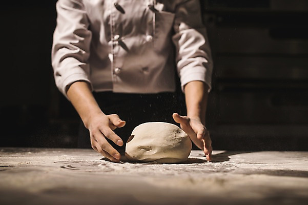 포토 JPG 남자 탁자 실내 한명 사람 손짓 상반신 20대 앞모습 신체부위 요리사 만지기 한국인 양손 조리복 반죽 실습 밀가루반죽 도우 신입 성인남자한명만 국내포토 직업 1 손 뷰포인트 가구 유니폼 모션 동양인 청년 내부 남자한명만 성인남자만 파일형식