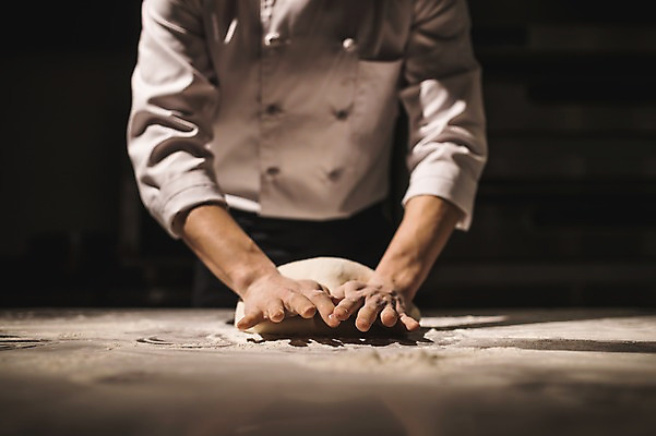 포토 JPG 남자 실내 한명 사람 상반신 20대 앞모습 신체부위 요리사 만지기 한국인 양손 누름 조리복 반죽 실습 밀가루반죽 도우 신입 성인남자한명만 국내포토 직업 1 손 뷰포인트 유니폼 모션 동양인 청년 내부 남자한명만 성인남자만 파일형식