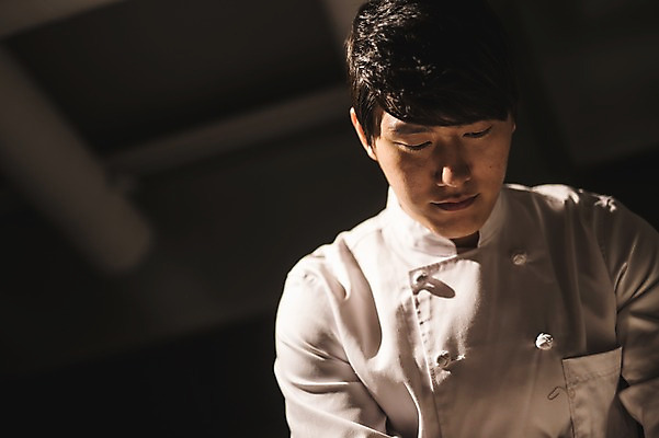 포토 JPG 응시 남자 로우앵글 실내 한명 사람 상반신 20대 앞모습 요리사 한국인 조리복 집중 실습 신입 성인남자한명만 국내포토 직업 1 시선 뷰포인트 컨셉 유니폼 동양인 청년 내부 남자한명만 성인남자만 파일형식