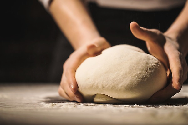 포토 JPG 남자 실내 한명 사람 근접촬영 20대 신체부위 요리사 만지기 한국인 양손 조리복 반죽 밀가루 실습 밀가루반죽 도우 신입 성인남자한명만 국내포토 직업 1 손 뷰포인트 유니폼 모션 동양인 청년 내부 가루 남자한명만 성인남자만 파일형식