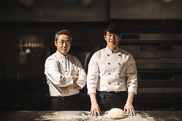 포토 JPG 응시 남자 40대 실내 서기 미소 사람 상반신 20대 두명 앞모습 팔짱 요리사 한국인 가르침 고수 조리복 반죽 밀가루 제자 실습 도우 신입 남자만 국내포토 직업 시선 교육 뷰포인트 중년 유니폼 모션 표정 동양인 청년 내부 가루 향신료 파일형식