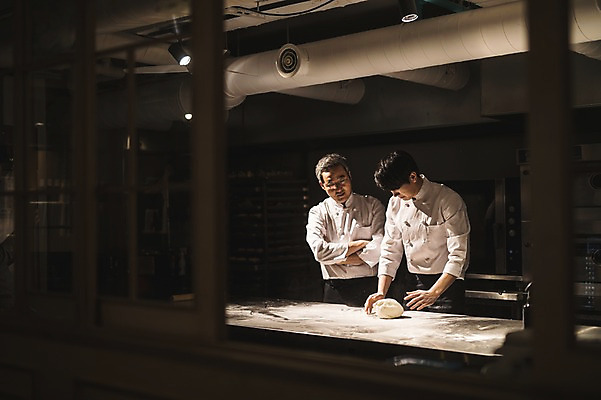 포토 직업 시선 교육 뷰포인트 중년 가구 유니폼 모션 조명 사람 동양인 청년 내부 장비 향신료 파일형식 탁자 전등 환풍기 손짓 반죽 응시 팔짱 앞모습 상반신 JPG 40대 20대 한국인 조리복 요리사 실내 남자만 가르침 고수 두명 남자 실습 제자 신입 도우 국내포토