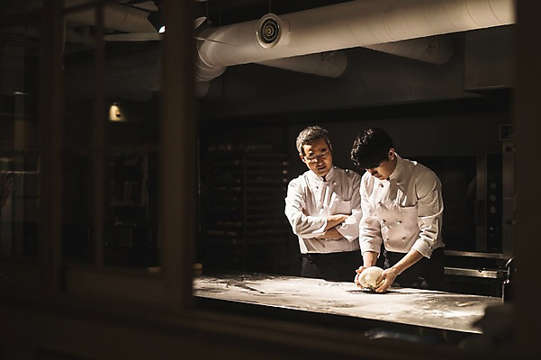 포토 JPG 응시 남자 40대 실내 사람 상반신 20대 두명 앞모습 팔짱 요리사 만지기 한국인 가르침 고수 조리복 반죽 제자 실습 환풍기 도우 신입 남자만 국내포토 직업 시선 교육 뷰포인트 중년 유니폼 모션 동양인 청년 내부 장비 향신료 파일형식