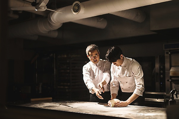 포토 JPG 남자 40대 실내 설명 사람 손짓 상반신 20대 두명 옆모습 요리사 만지기 한국인 가르침 고수 조리복 반죽 제자 실습 환풍기 도우 신입 남자만 국내포토 직업 교육 뷰포인트 중년 유니폼 모션 동양인 청년 내부 장비 향신료 파일형식