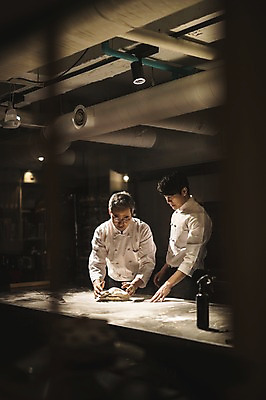 포토 JPG 응시 남자 40대 탁자 전등 실내 사람 손짓 상반신 20대 두명 앞모습 옆모습 요리사 만지기 한국인 가르침 고수 조리복 반죽 제자 실습 환풍기 도우 신입 남자만 국내포토 직업 시선 교육 뷰포인트 중년 가구 유니폼 모션 조명 동양인 청년 내부 장비 향신료 파일형식