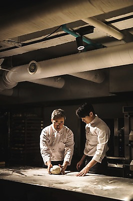 포토 JPG 응시 남자 40대 전등 피자 실내 설명 사람 상반신 20대 두명 앞모습 옆모습 요리사 만지기 한국인 가르침 고수 조리복 밀가루 제자 실습 밀가루반죽 환풍기 도우 신입 남자만 국내포토 직업 시선 교육 뷰포인트 중년 유니폼 모션 조명 패스트푸드 서양음식 동양인 청년 내부 장비 가루 향신료 반죽 파일형식