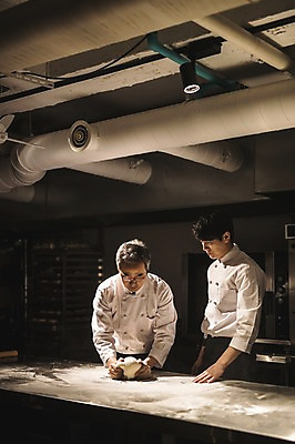 포토 JPG 응시 남자 40대 전등 피자 실내 서기 사람 상반신 20대 두명 앞모습 옆모습 주방 요리사 만지기 한국인 가르침 고수 조리복 반죽 밀가루 제자 실습 환풍기 도우 신입 남자만 국내포토 직업 시선 교육 뷰포인트 중년 유니폼 모션 조명 패스트푸드 서양음식 동양인 청년 내부 장비 가루 향신료 파일형식