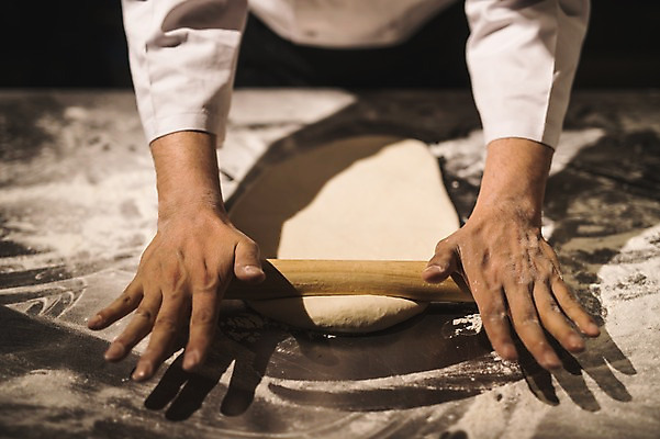 포토 JPG 남자 40대 피자 실내 한명 사람 근접촬영 신체부위 요리사 한국인 양손 고수 밀기 조리복 반죽 밀가루 밀대 중년남자한명만 국내포토 직업 1 손 뷰포인트 중년 유니폼 모션 주방용품 패스트푸드 서양음식 동양인 내부 가루 향신료 남자한명만 중년남자만 파일형식