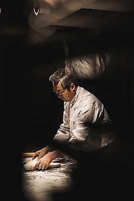 포토 JPG 응시 남자 40대 피자 실내 한명 사람 상반신 옆모습 요리사 만지기 한국인 고수 조리복 반죽 밀대 환풍기 중년남자한명만 국내포토 직업 1 시선 뷰포인트 중년 유니폼 모션 주방용품 패스트푸드 서양음식 동양인 내부 장비 향신료 남자한명만 중년남자만 파일형식