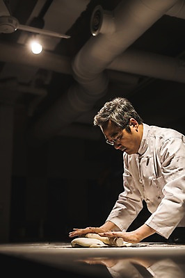 포토 JPG 응시 남자 40대 전등 피자 실내 한명 사람 상반신 옆모습 요리사 한국인 고수 밀기 조리복 집중 반죽 밀대 환풍기 중년남자한명만 국내포토 직업 1 시선 뷰포인트 중년 컨셉 유니폼 모션 주방용품 조명 패스트푸드 서양음식 동양인 내부 장비 향신료 남자한명만 중년남자만 파일형식