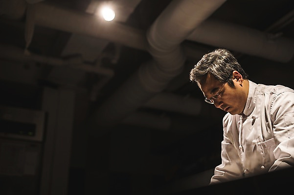 포토 JPG 응시 남자 40대 전등 피자 실내 한명 사람 상반신 옆모습 요리사 한국인 고수 조리복 중년남자한명만 국내포토 직업 1 시선 뷰포인트 중년 유니폼 조명 패스트푸드 서양음식 동양인 내부 향신료 남자한명만 중년남자만 파일형식