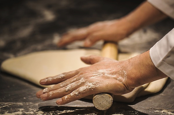 포토 JPG 남자 40대 피자 실내 한명 사람 근접촬영 신체부위 요리사 한국인 양손 고수 밀기 조리복 반죽 밀가루 밀대 국내포토 직업 1 손 뷰포인트 중년 유니폼 모션 주방용품 패스트푸드 서양음식 동양인 내부 가루 향신료 파일형식