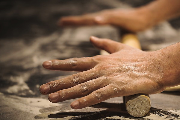 포토 JPG 남자 40대 피자 실내 한명 사람 근접촬영 신체부위 요리사 한국인 양손 고수 밀기 조리복 반죽 밀가루 밀대 국내포토 직업 1 손 뷰포인트 중년 유니폼 모션 주방용품 패스트푸드 서양음식 동양인 내부 가루 향신료 파일형식