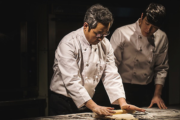 포토 JPG 응시 남자 40대 탁자 피자 실내 사람 상반신 20대 두명 앞모습 옆모습 요리사 한국인 가르침 고수 밀기 조리복 제자 밀대 실습 밀가루반죽 신입 남자만 국내포토 직업 시선 교육 뷰포인트 중년 가구 유니폼 모션 주방용품 패스트푸드 서양음식 동양인 청년 내부 향신료 반죽 파일형식