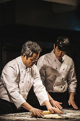 포토 JPG 응시 남자 40대 피자 실내 사람 손짓 상반신 20대 두명 앞모습 옆모습 요리사 한국인 가르침 고수 밀기 조리복 제자 밀대 실습 밀가루반죽 신입 남자만 국내포토 직업 시선 교육 뷰포인트 중년 유니폼 모션 주방용품 패스트푸드 서양음식 동양인 청년 내부 향신료 반죽 파일형식