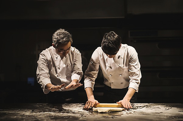 포토 JPG 남자 40대 포즈 탁자 피자 실내 설명 사람 손짓 상반신 20대 두명 앞모습 요리사 한국인 가르침 고수 조리복 제자 밀대 실습 밀가루반죽 신입 남자만 국내포토 직업 교육 뷰포인트 중년 가구 유니폼 모션 주방용품 패스트푸드 서양음식 동양인 청년 내부 향신료 반죽 파일형식