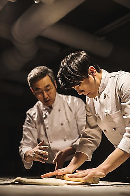 포토 JPG 응시 남자 40대 피자 실내 설명 사람 상반신 20대 두명 앞모습 옆모습 요리사 한국인 가르침 고수 조리복 집중 반죽 제자 밀대 실습 신입 남자만 국내포토 직업 시선 교육 뷰포인트 중년 컨셉 유니폼 모션 주방용품 패스트푸드 서양음식 동양인 청년 내부 향신료 파일형식