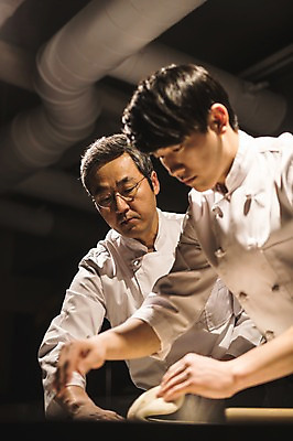 포토 JPG 응시 남자 40대 피자 실내 설명 사람 상반신 20대 두명 앞모습 옆모습 요리사 만지기 한국인 가르침 고수 조리복 반죽 제자 실습 도우 신입 남자만 국내포토 직업 시선 교육 뷰포인트 중년 유니폼 모션 패스트푸드 서양음식 동양인 청년 내부 향신료 파일형식