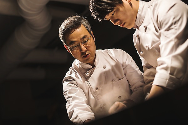 포토 JPG 응시 남자 로우앵글 40대 피자 실내 설명 사람 상반신 20대 두명 앞모습 옆모습 요리사 한국인 가르침 고수 조리복 제자 실습 신입 남자만 국내포토 직업 시선 교육 뷰포인트 중년 유니폼 모션 패스트푸드 서양음식 동양인 청년 내부 향신료 파일형식