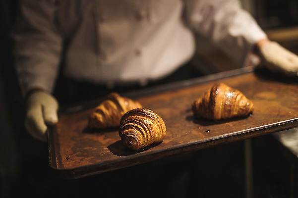 포토 JPG 남자 40대 쟁반 실내 한명 들기 사람 상반신 앞모습 요리사 한국인 고수 조리복 크루아상 제빵 중년남자한명만 국내포토 직업 1 빵 뷰포인트 중년 유니폼 모션 동양인 내부 제과제빵 향신료 남자한명만 중년남자만 파일형식