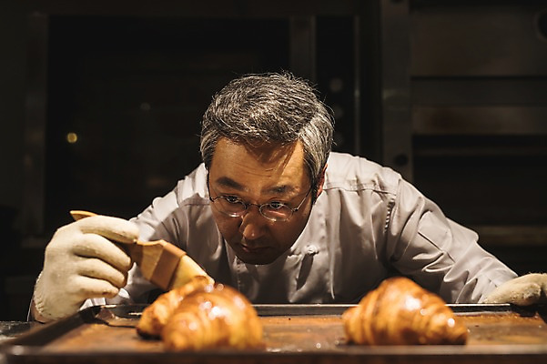 포토 JPG 응시 남자 40대 실내 한명 사람 상반신 앞모습 요리사 한국인 붓 고수 조리복 집중 바르기 제빵 시럽 면장갑 중년남자한명만 국내포토 직업 1 시선 뷰포인트 중년 장갑 컨셉 유니폼 모션 동양인 내부 제과제빵 향신료 남자한명만 중년남자만 파일형식