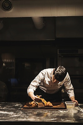 포토 JPG 응시 남자 실내 한명 사람 상반신 20대 앞모습 요리사 한국인 붓 조리복 바르기 제빵 시럽 실습 환풍기 신입 성인남자한명만 국내포토 직업 1 시선 뷰포인트 유니폼 모션 동양인 청년 내부 제과제빵 장비 남자한명만 성인남자만 파일형식