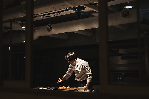 포토 JPG 남자 전등 실내 한명 사람 상반신 20대 옆모습 주방 요리사 한국인 붓 조리복 바르기 제빵 시럽 실습 신입 성인남자한명만 국내포토 직업 1 뷰포인트 유니폼 모션 조명 동양인 청년 내부 제과제빵 남자한명만 성인남자만 파일형식