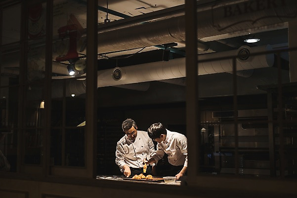 포토 JPG 응시 남자 40대 전등 실내 설명 사람 상반신 20대 두명 앞모습 옆모습 요리사 한국인 붓 가르침 고수 조리복 바르기 제빵 시럽 제자 실습 신입 남자만 국내포토 직업 시선 교육 뷰포인트 중년 유니폼 모션 조명 동양인 청년 내부 제과제빵 향신료 파일형식