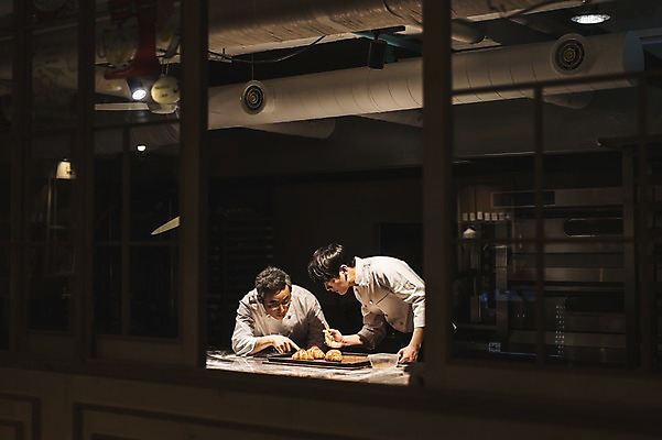 포토 JPG 응시 남자 40대 전등 실내 설명 사람 상반신 20대 두명 앞모습 옆모습 주방 요리사 한국인 가리킴 붓 가르침 고수 바르기 제빵 시럽 제자 실습 환풍기 신입 남자만 국내포토 직업 시선 교육 뷰포인트 중년 모션 조명 동양인 손짓 청년 내부 제과제빵 장비 향신료 파일형식