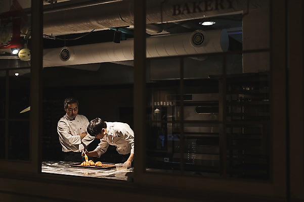 포토 JPG 응시 남자 빵 40대 실내 사람 상반신 20대 두명 앞모습 옆모습 팔짱 주방 요리사 한국인 붓 가르침 고수 조리복 바르기 제빵 시럽 제자 실습 환풍기 신입 남자만 국내포토 직업 시선 교육 음식 뷰포인트 중년 유니폼 모션 동양인 청년 내부 제과제빵 장비 향신료 파일형식