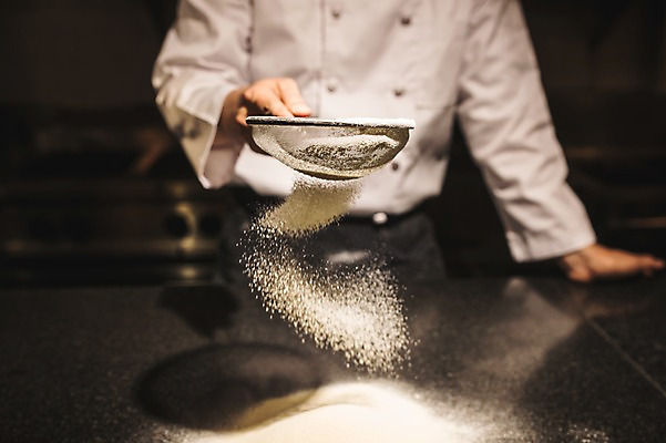 포토 JPG 남자 40대 피자 실내 한명 사람 상반신 앞모습 주방 요리사 한국인 고수 조리복 뿌리기 흔들림 밀가루 채반 중년남자한명만 국내포토 직업 1 그릇 뷰포인트 중년 유니폼 모션 패스트푸드 서양음식 동양인 내부 가루 향신료 남자한명만 중년남자만 파일형식