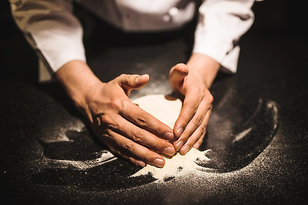 포토 JPG 남자 40대 피자 실내 한명 사람 근접촬영 상반신 신체부위 요리사 한국인 양손 고수 조리복 가루 수집 밀가루 밀가루반죽 도우 중년남자한명만 국내포토 직업 1 손 뷰포인트 중년 유니폼 패스트푸드 서양음식 동양인 내부 향신료 반죽 남자한명만 중년남자만 파일형식