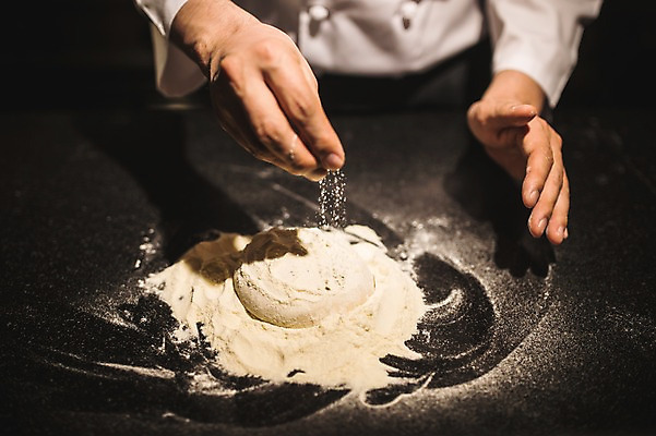 포토 JPG 남자 40대 피자 실내 한명 사람 상반신 신체부위 요리사 한국인 양손 고수 조리복 가루 뿌리기 밀가루 밀가루반죽 도우 중년남자한명만 국내포토 직업 1 손 중년 유니폼 모션 패스트푸드 서양음식 동양인 내부 향신료 반죽 남자한명만 중년남자만 파일형식