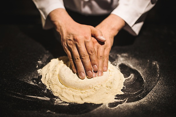 포토 JPG 남자 40대 피자 실내 한명 사람 근접촬영 신체부위 요리사 한국인 양손 고수 누름 조리복 밀가루 밀가루반죽 도우 중년남자한명만 국내포토 직업 1 손 뷰포인트 중년 유니폼 모션 패스트푸드 서양음식 동양인 내부 가루 향신료 반죽 남자한명만 중년남자만 파일형식