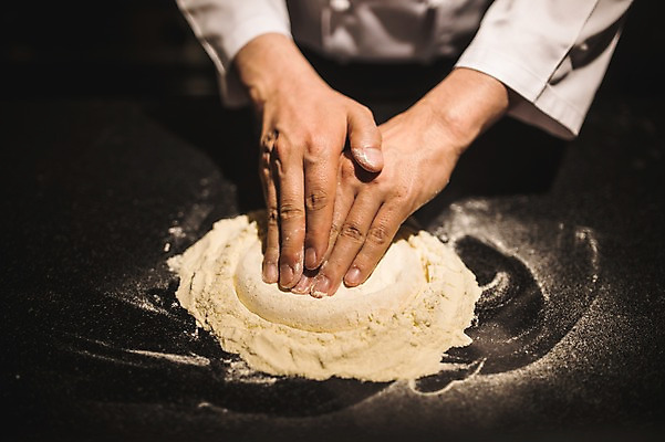 포토 JPG 남자 40대 피자 실내 한명 사람 근접촬영 신체부위 요리사 한국인 양손 고수 누름 조리복 밀가루 밀가루반죽 도우 중년남자한명만 국내포토 직업 1 손 뷰포인트 중년 유니폼 모션 패스트푸드 서양음식 동양인 내부 가루 향신료 반죽 남자한명만 중년남자만 파일형식