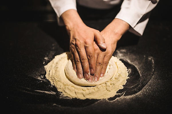 포토 JPG 남자 40대 피자 실내 한명 사람 근접촬영 신체부위 요리사 한국인 양손 고수 조리복 밀가루 밀가루반죽 도우 중년남자한명만 국내포토 직업 1 손 뷰포인트 중년 유니폼 패스트푸드 서양음식 동양인 내부 가루 향신료 반죽 남자한명만 중년남자만 파일형식