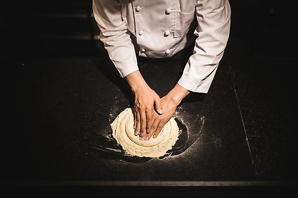 포토 JPG 남자 40대 피자 실내 한명 사람 상반신 앞모습 요리사 한국인 고수 누름 조리복 밀가루 밀가루반죽 도우 중년남자한명만 국내포토 직업 1 뷰포인트 중년 유니폼 모션 패스트푸드 서양음식 동양인 내부 가루 향신료 반죽 남자한명만 중년남자만 파일형식