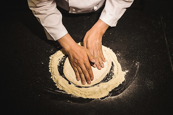 포토 JPG 남자 40대 피자 실내 한명 사람 상반신 앞모습 신체부위 요리사 한국인 양손 고수 누름 조리복 밀가루 밀가루반죽 도우 중년남자한명만 국내포토 직업 1 손 뷰포인트 중년 유니폼 모션 패스트푸드 서양음식 동양인 내부 가루 향신료 반죽 남자한명만 중년남자만 파일형식