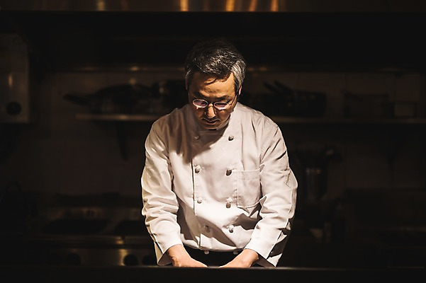 포토 JPG 응시 남자 40대 피자 실내 한명 사람 상반신 앞모습 주방 요리사 한국인 고수 조리복 집중 중년남자한명만 국내포토 직업 1 시선 뷰포인트 중년 컨셉 유니폼 패스트푸드 서양음식 동양인 내부 향신료 남자한명만 중년남자만 파일형식